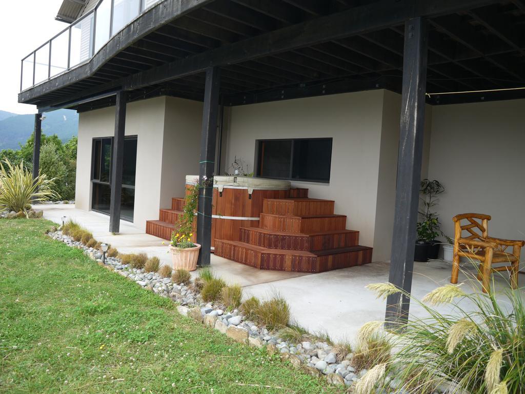 Okiwa Bay Lodge Пиктън Екстериор снимка