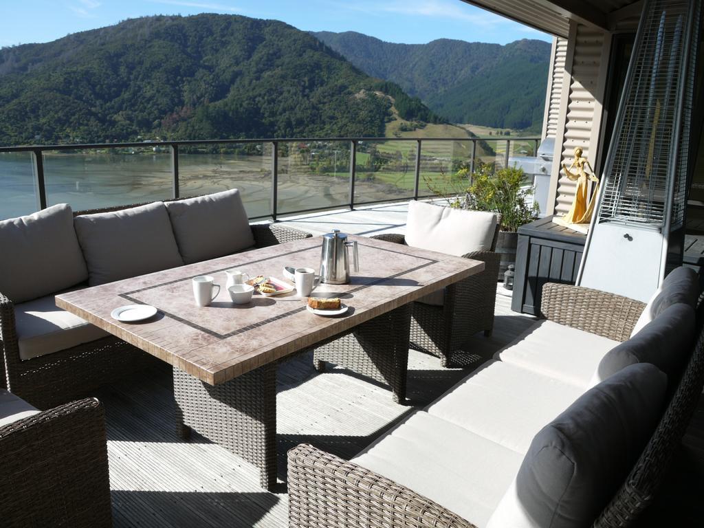 Okiwa Bay Lodge Пиктън Екстериор снимка