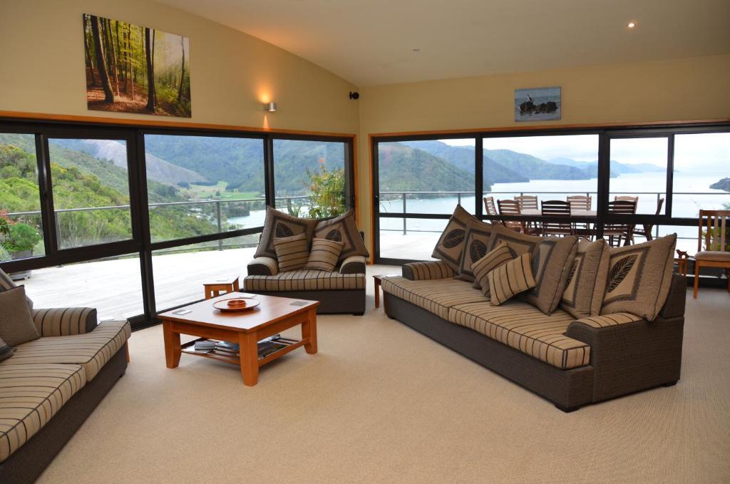Okiwa Bay Lodge Пиктън Екстериор снимка