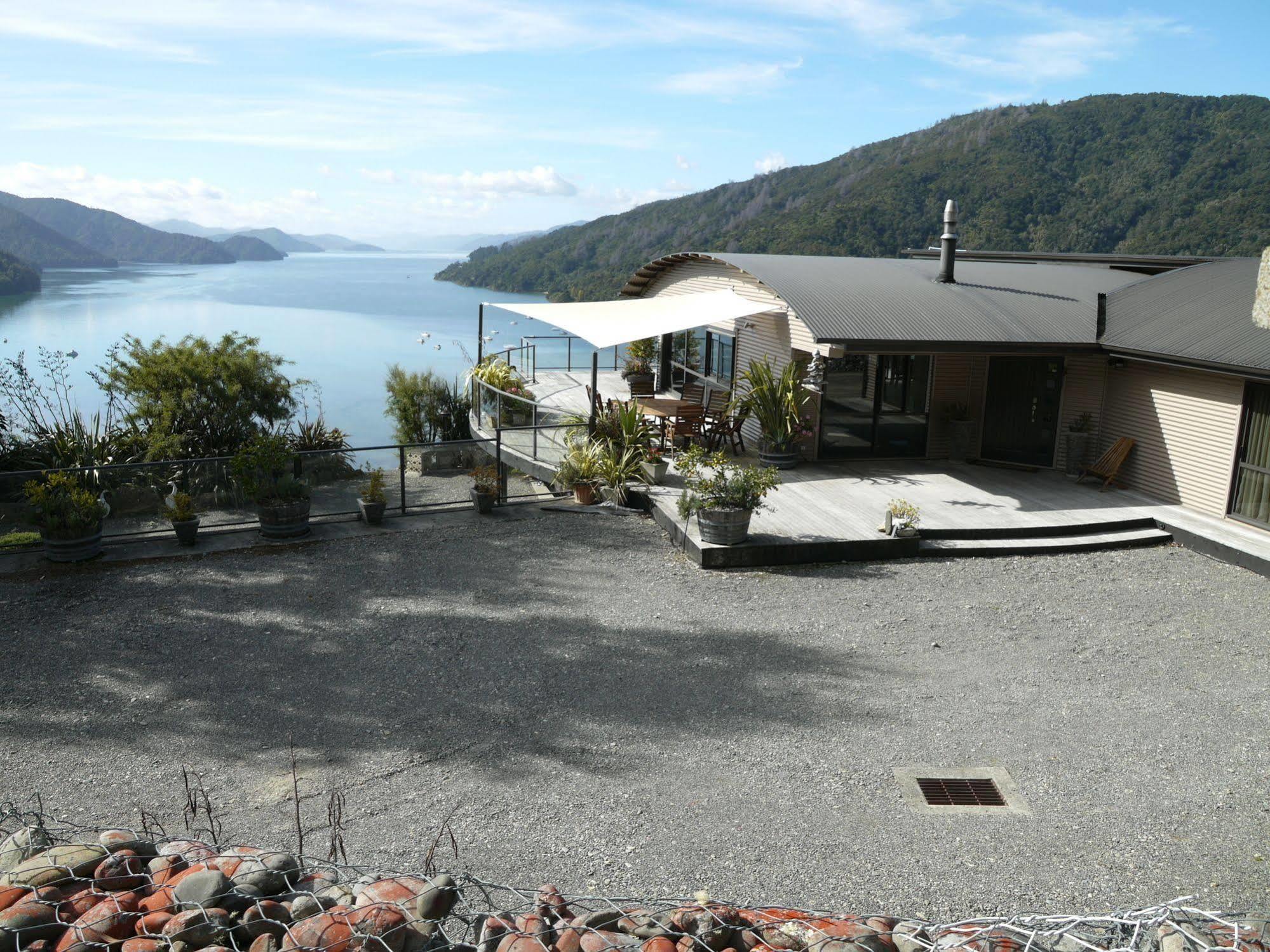 Okiwa Bay Lodge Пиктън Екстериор снимка