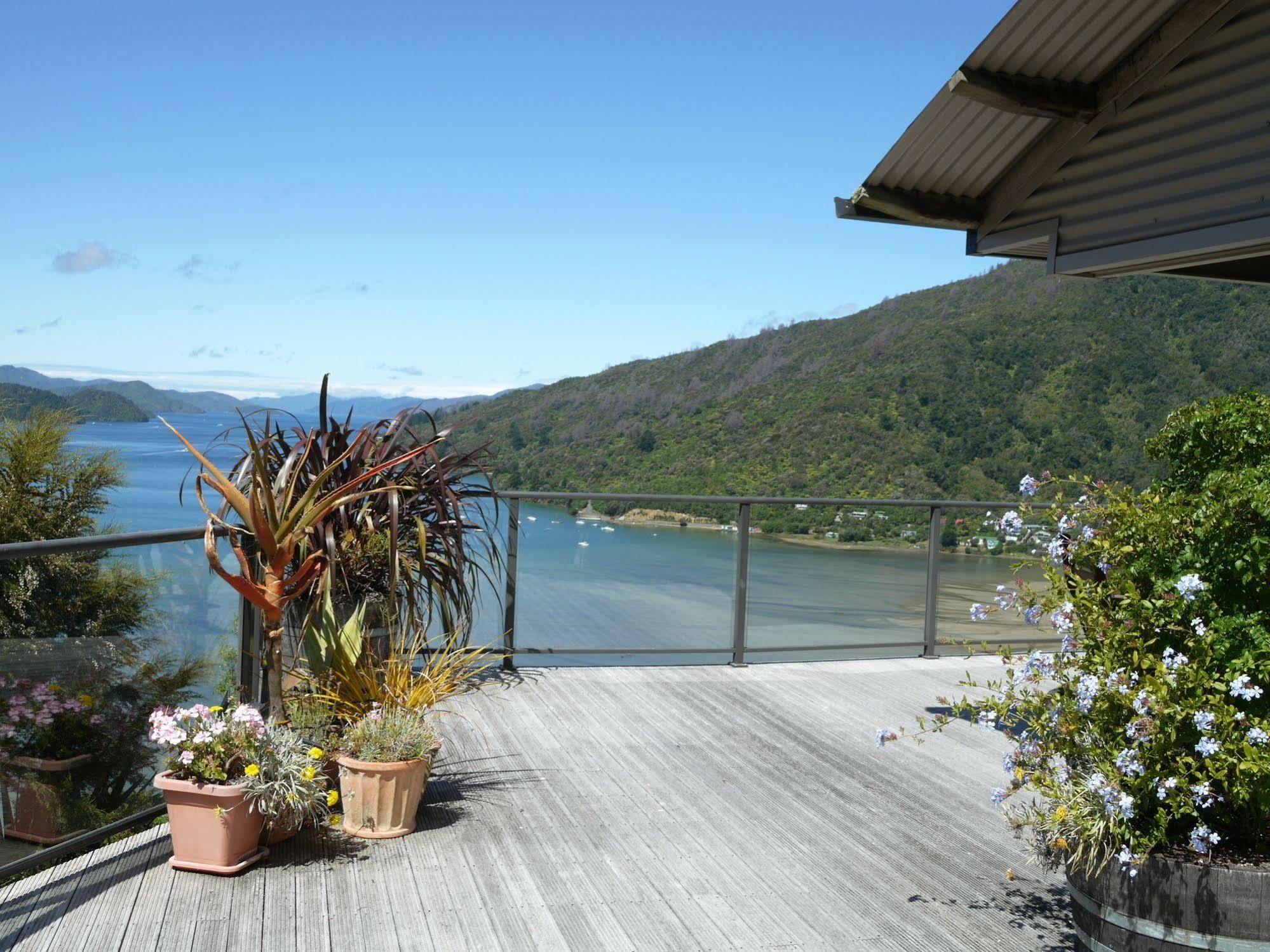 Okiwa Bay Lodge Пиктън Екстериор снимка