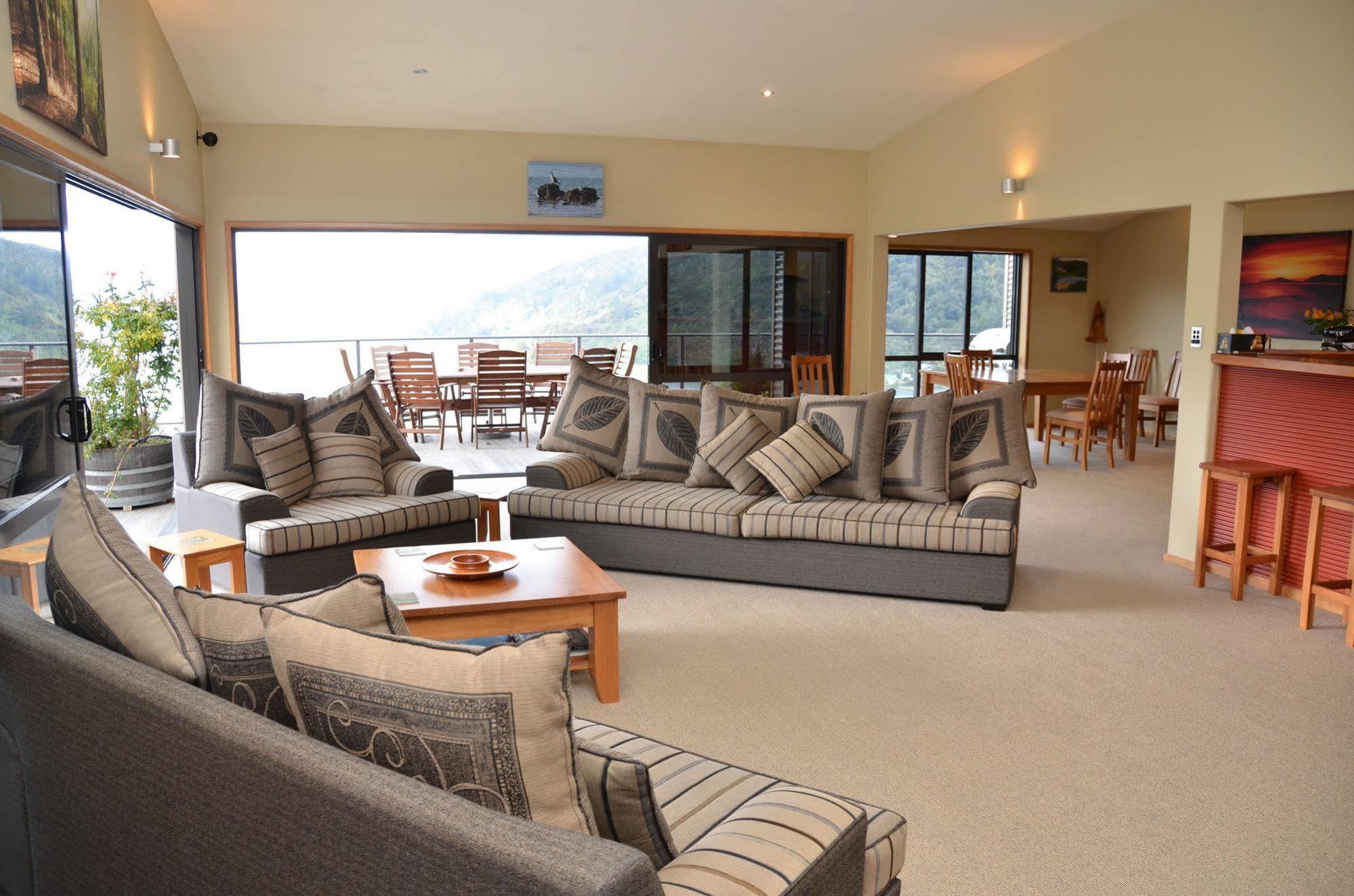 Okiwa Bay Lodge Пиктън Екстериор снимка